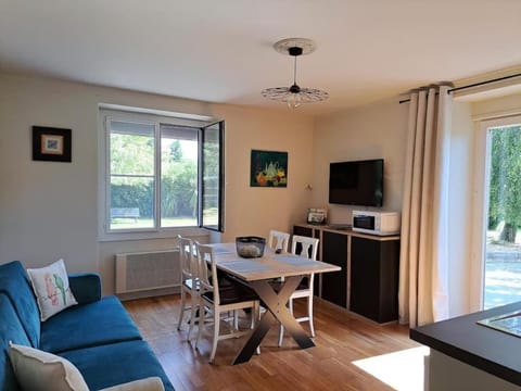 Communal lounge/ TV room, TV and multimedia, Dining area