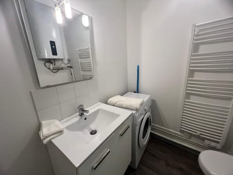 Toilet, Bathroom, towels