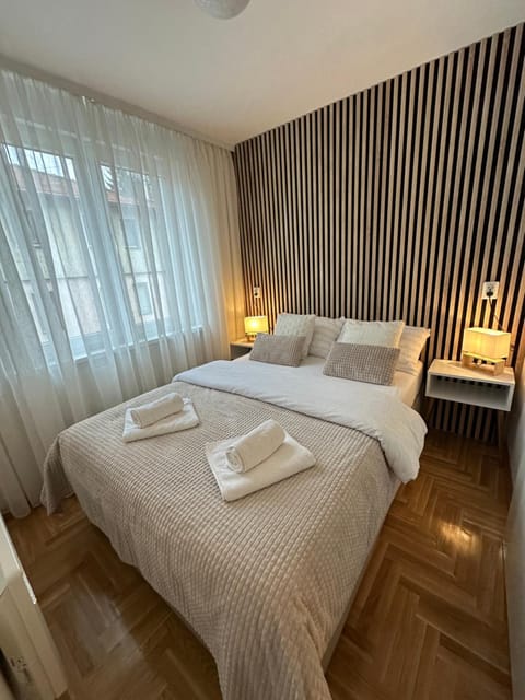 Bed, Photo of the whole room, Bedroom, towels