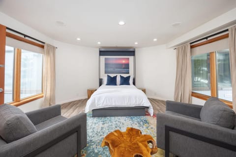 Seaside Art Gallery Loft Inspire Your Creativity with Breathtaking Views! House in El Granada