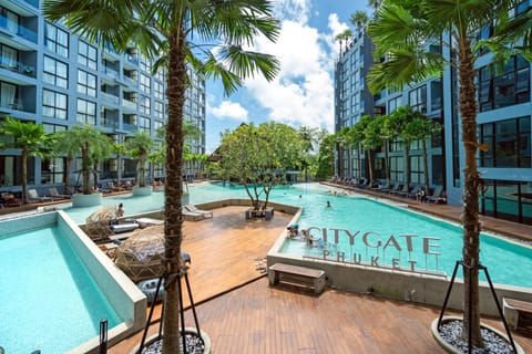 Property building, Day, Swimming pool, sunbed