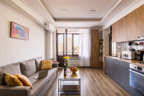 Coffee/tea facilities, Kitchen or kitchenette, Living room, Seating area, minibar
