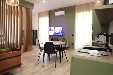 TV and multimedia, Kitchen or kitchenette, Living room, Dining area, air conditioner