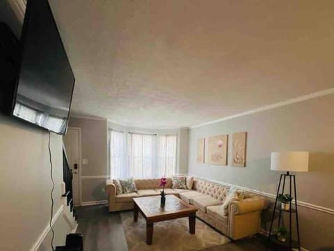 Recently Renovated Condo! Apartment in Athens