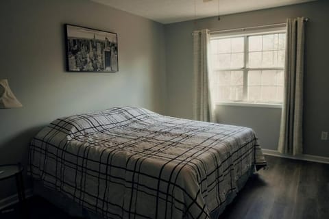 Recently Renovated Condo! Apartment in Athens