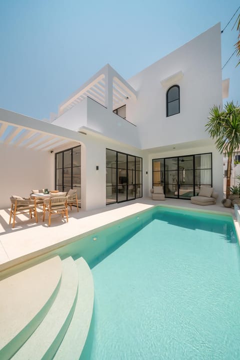 Property building, Patio, Day, Pool view, Swimming pool, sunbed