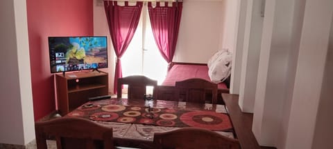 TV and multimedia, Living room, Photo of the whole room, Seating area, Dining area