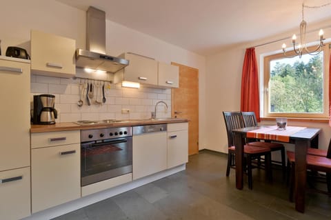 Coffee/tea facilities, Kitchen or kitchenette, Dining area, dishwasher, oven, stove