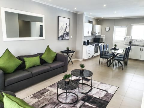 Kitchen or kitchenette, Living room, Seating area, Dining area, minibar, pet friendly, stove