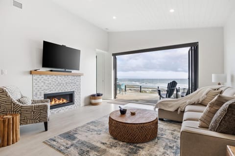 Natural landscape, TV and multimedia, Living room, Seating area, Sea view