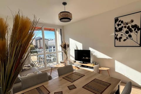 Communal lounge/ TV room, TV and multimedia, Living room, Seating area, Dining area
