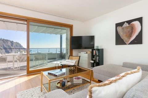 Natural landscape, TV and multimedia, View (from property/room), Balcony/Terrace, Living room, Mountain view, Sea view