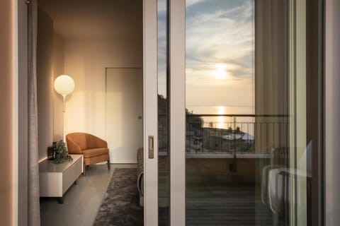 Natural landscape, View (from property/room), Balcony/Terrace, Photo of the whole room, Bedroom, Sea view