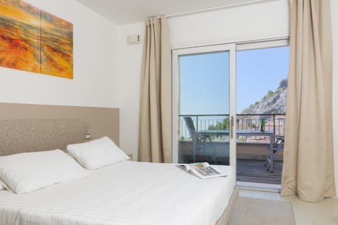 View (from property/room), Balcony/Terrace, Bedroom, Landmark view, Mountain view, Sea view