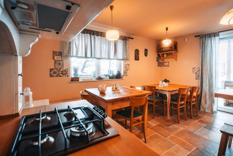 Kitchen or kitchenette, Kitchen or kitchenette, Seating area, Dining area, stove