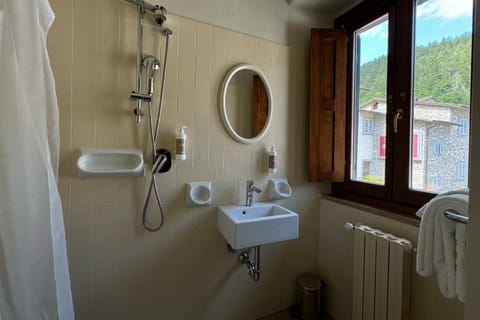 Shower, Toilet, Bathroom, towels