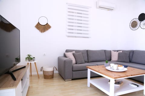 TV and multimedia, Living room, Seating area, air conditioner
