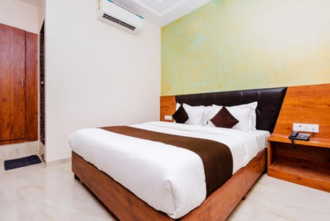 Bed, Photo of the whole room, Bedroom, wardrobe, air conditioner