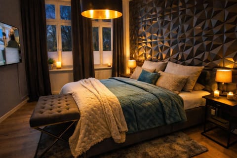 Bed, TV and multimedia, Photo of the whole room, Bedroom