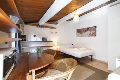 Bed, Photo of the whole room, Seating area, Dining area
