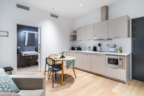 Coffee/tea facilities, Kitchen or kitchenette, Dining area
