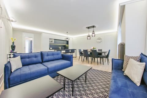 Kitchen or kitchenette, Living room, Seating area, Dining area