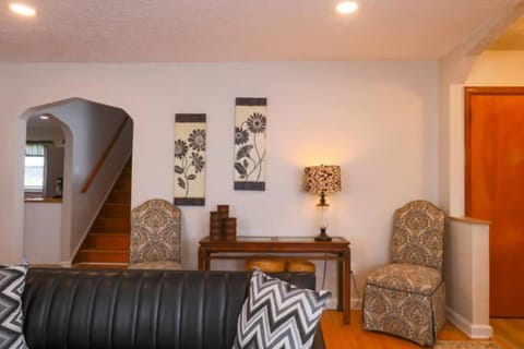 Close to City * Charming Central XL Cape Cod * Airport House in Pittsburgh