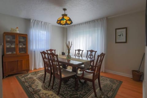 Close to City * Charming Central XL Cape Cod * Airport House in Pittsburgh