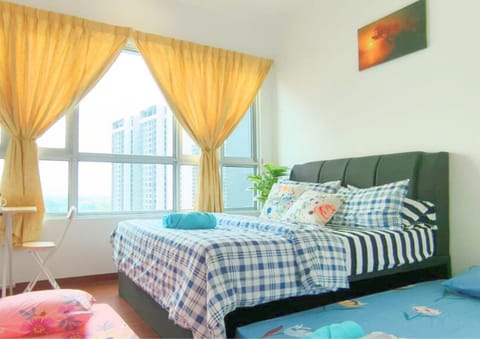 Bed, Photo of the whole room, Seating area, Bedroom