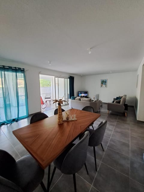 Living room, Meals