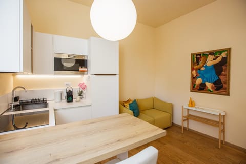 Kitchen or kitchenette, Living room, Seating area, kitchen