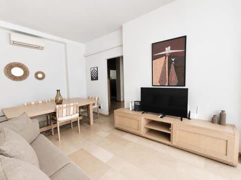 Communal lounge/ TV room, TV and multimedia, Living room, Seating area, Dining area, Evening entertainment, air conditioner