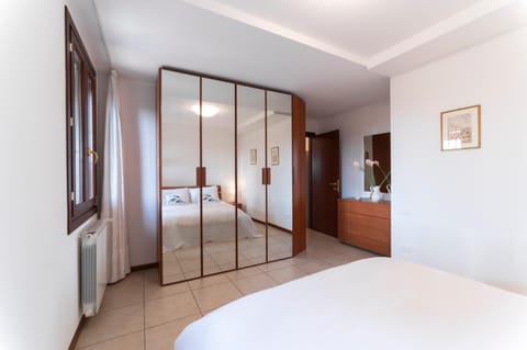 Photo of the whole room, Bedroom, wardrobe