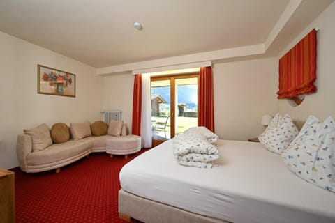 Photo of the whole room, Seating area, Bedroom