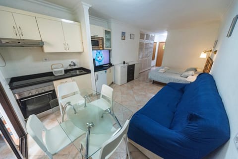 Bed, TV and multimedia, Living room, Photo of the whole room, Dining area, minibar, pet friendly, stove, kitchen