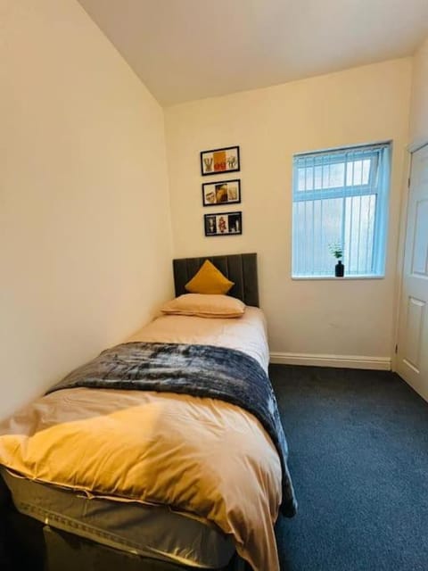 4 Bed 4 Bath 6 Guest Lovely home House in Newcastle-under-Lyme