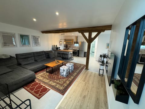 Communal lounge/ TV room, TV and multimedia, Kitchen or kitchenette, Living room, Seating area, Dining area