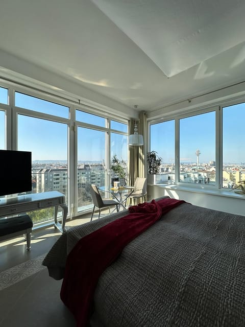 Bed, TV and multimedia, View (from property/room), Dining area, City view