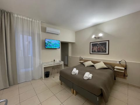 TV and multimedia, Seating area, Bedroom, towels, air conditioner