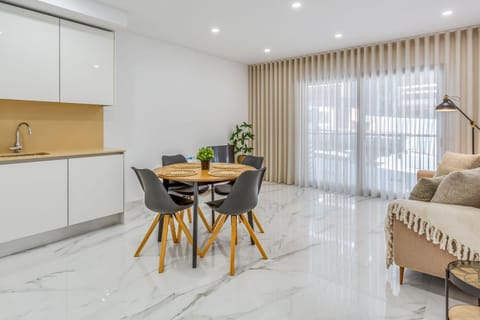 Kitchen or kitchenette, Living room, Seating area, Dining area