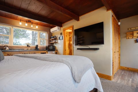 Bed, TV and multimedia, Bedroom, kitchen