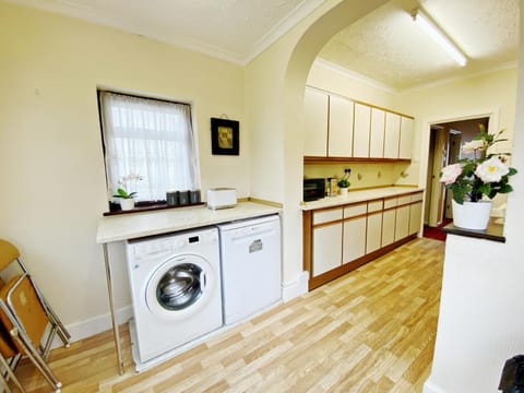 Kitchen or kitchenette, dishwasher, minibar, oven, toaster, washing machine