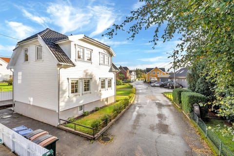 Day, Neighbourhood, Garden, Street view