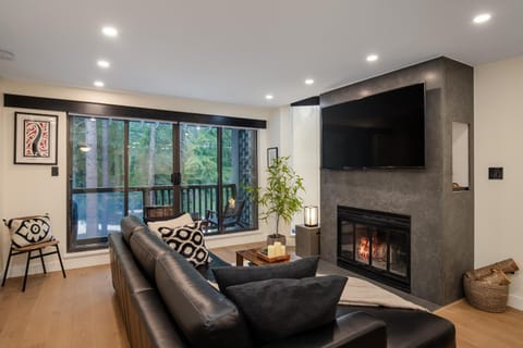 TV and multimedia, Living room, Seating area, flat iron