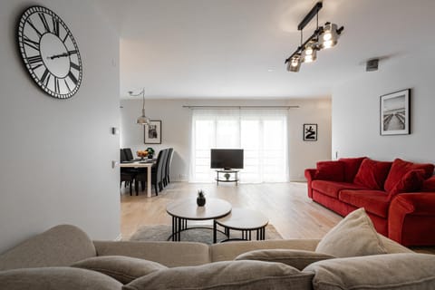 TV and multimedia, Living room, Seating area, Dining area