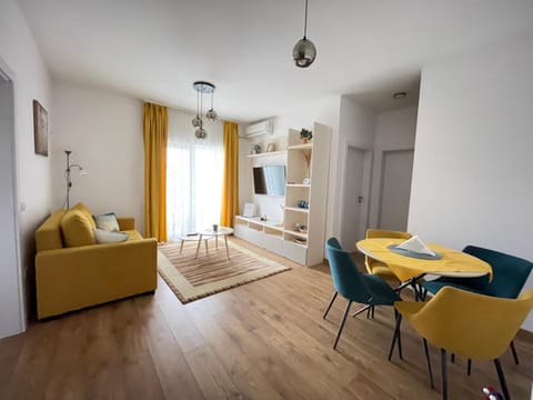 TV and multimedia, Living room, Seating area, Dining area