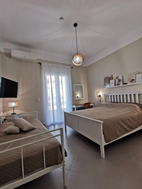 Bed, TV and multimedia, Decorative detail, Bedroom, Family, air conditioner