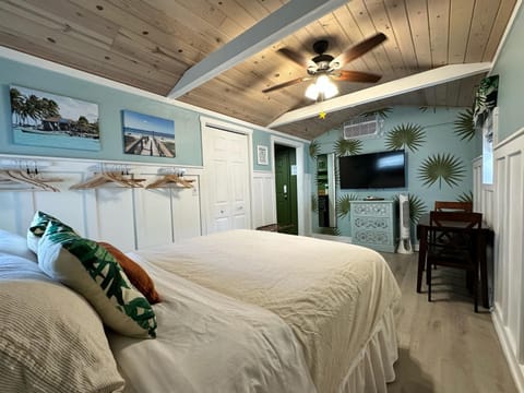 Bed, Dining area, Bedroom