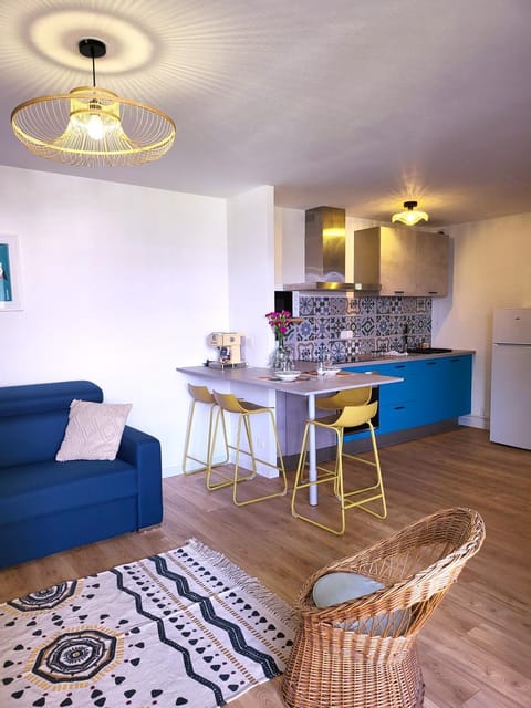 Communal lounge/ TV room, Kitchen or kitchenette, Living room, Lounge or bar, Seating area, stove