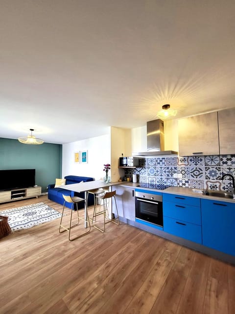 Communal lounge/ TV room, Kitchen or kitchenette, Living room, Lounge or bar, Seating area, stove